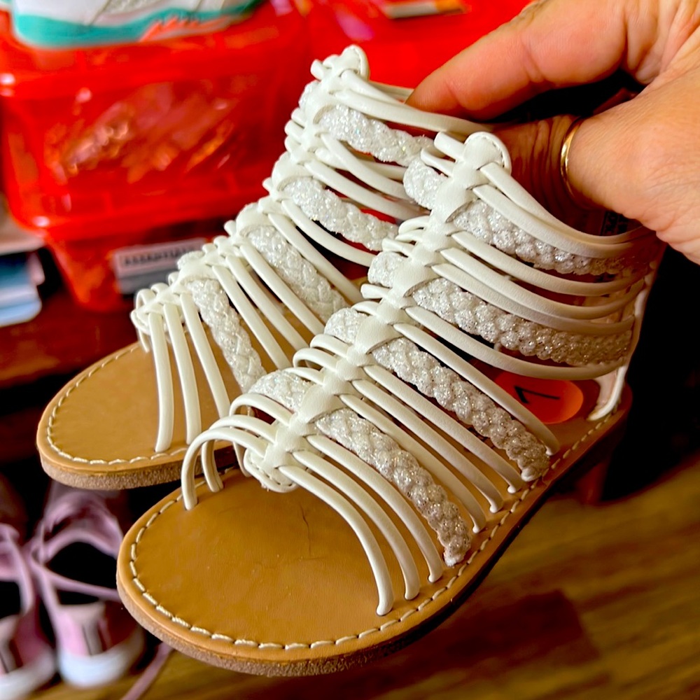 Seychelles  girls White Gladiator Sandals Size 7.  EUC🫶